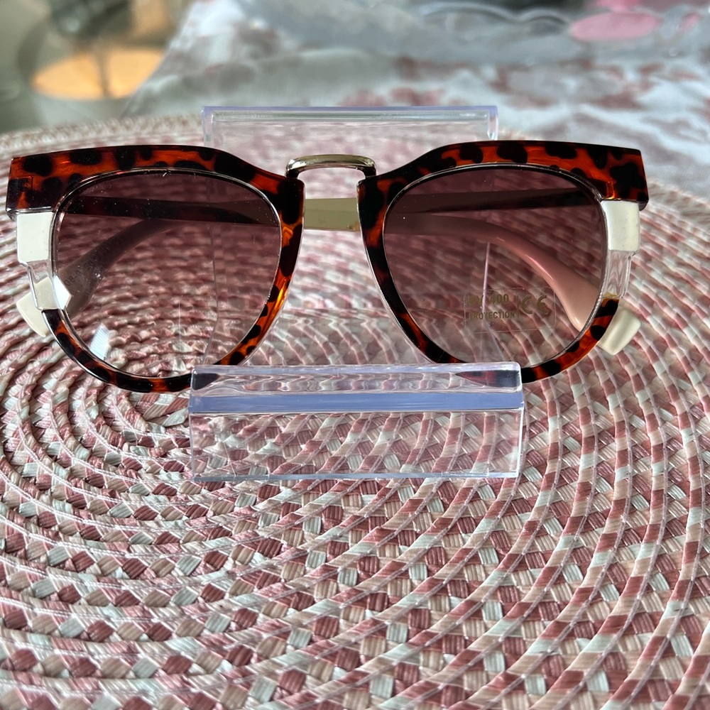 Chic Tortoiseshell Sunglasses with Cream Details